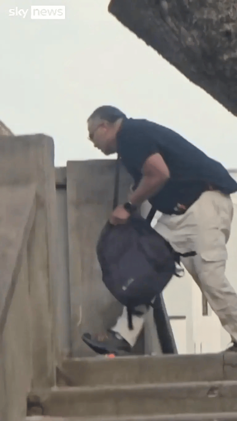 悉尼枪手被制服<strong></p>
<p>钱江摩托股票</strong>，愤怒民众猛踩头部，调查显示枪手合法持有六支枪