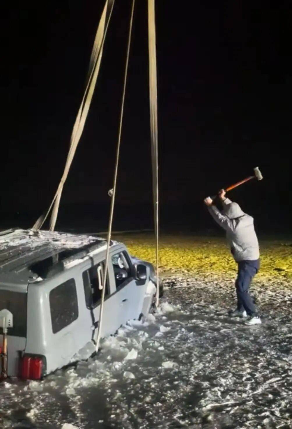 河北一越野车在水库冰面练漂移<strong></p>
<p>钱江摩托股票</strong>，冰层突然破裂，车轮落水被冻6小时，找来吊车深夜将车吊出