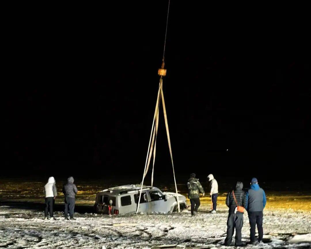 河北一越野车在水库冰面练漂移<strong></p>
<p>钱江摩托股票</strong>，冰层突然破裂，车轮落水被冻6小时，找来吊车深夜将车吊出