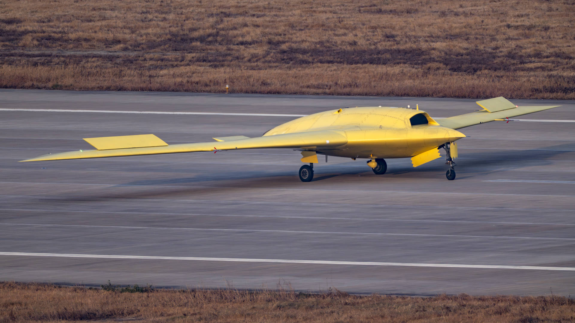 多张高清大图<strong></p>
<p>钱江摩托股票</strong>!新型高空高速长航时无人机彩虹-7近日成功首飞