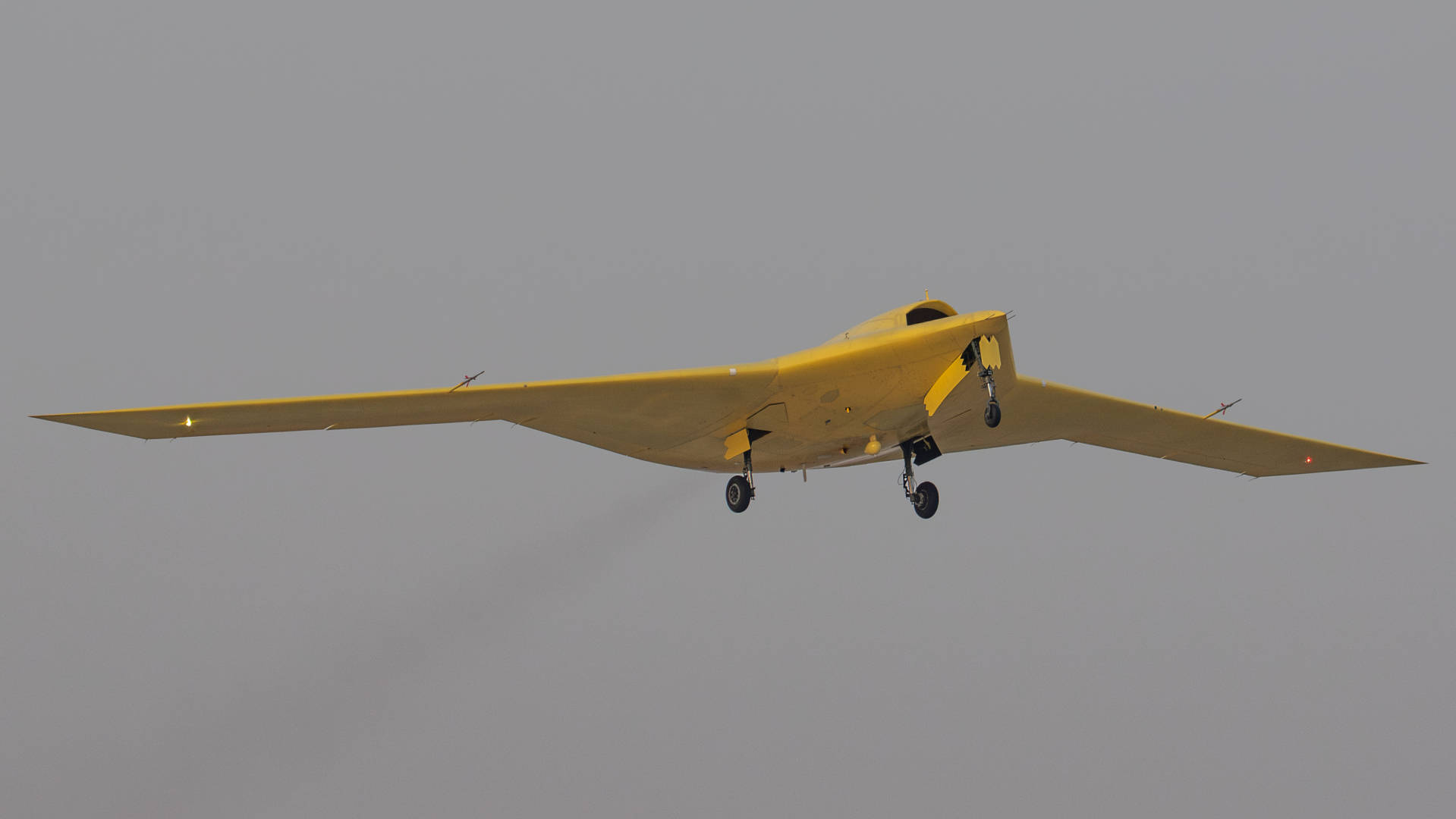 多张高清大图<strong></p>
<p>钱江摩托股票</strong>!新型高空高速长航时无人机彩虹-7近日成功首飞