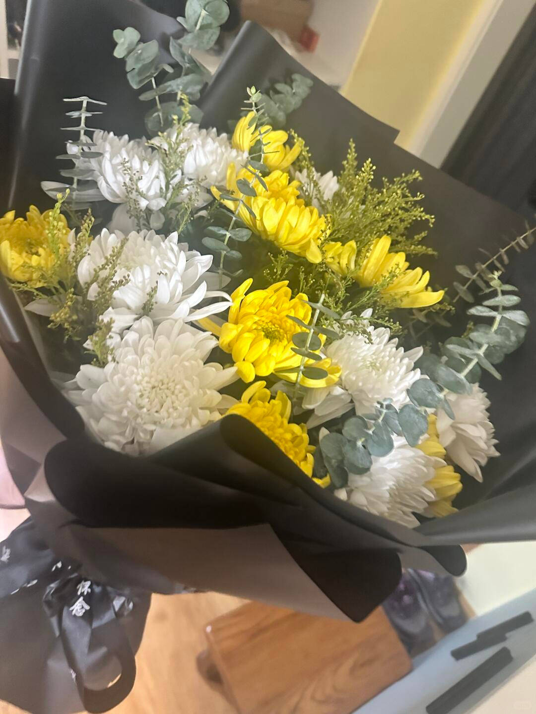 上海高中生买99朵康乃馨为母亲庆生<strong></p>
<p>伊利股票</strong>，却收到菊花写着“缅怀逝者”，店家：骑手送错了