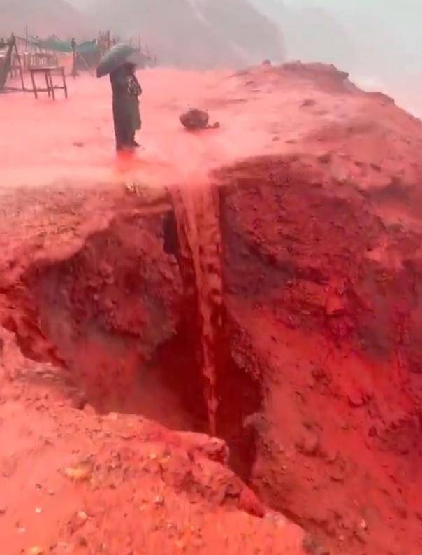 罕见!伊朗霍尔木兹岛遭遇强降雨<strong></p>
<p>股票交易时间</strong>,部分海域变成“血色海洋”