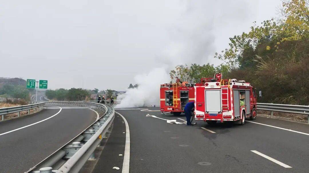 四川高速上一汽车突发自燃！车内两人闻到异味后果断弃车<strong></p>
<p>股票交易时间</strong>，成功逃生