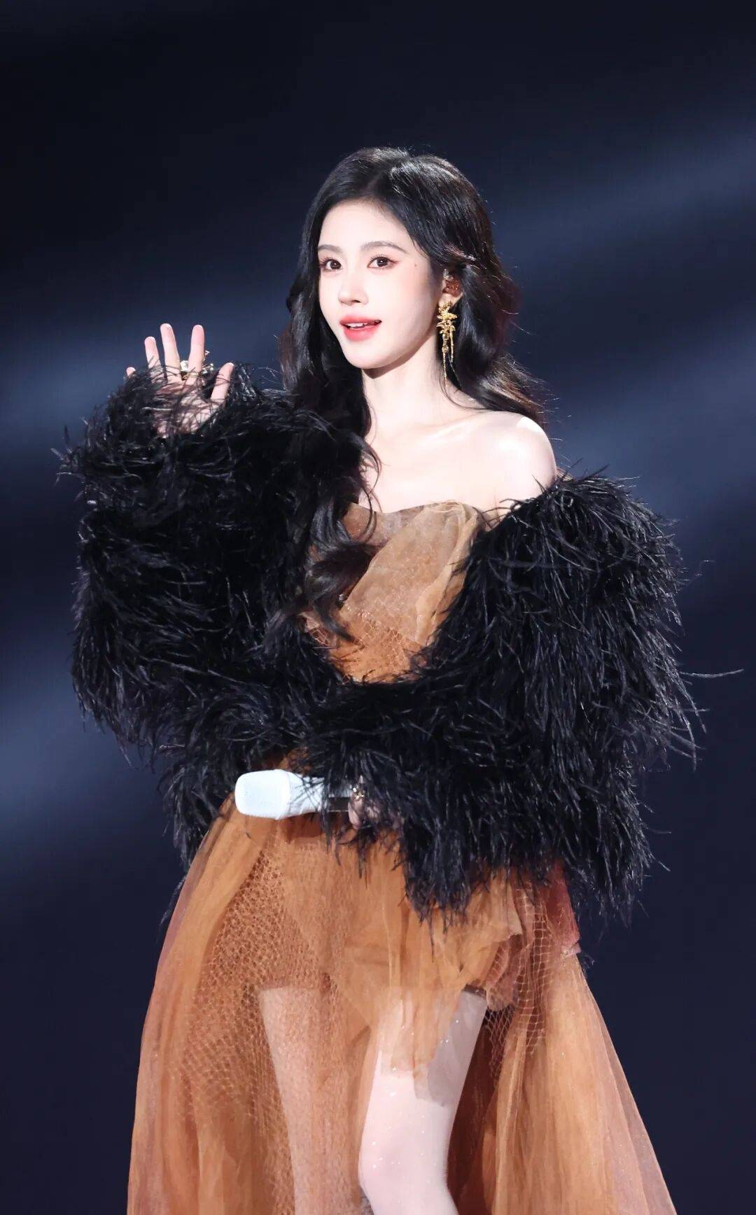 丝芭传媒称鞠婧祎多次编造谎言<strong></p>
<p>股票交易时间</strong>，“涉嫌严重经济犯罪”，将择日全网公开实名举报