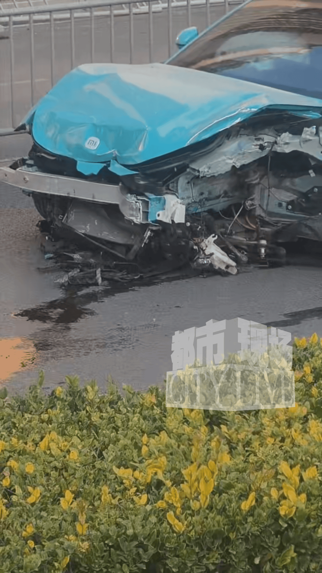 安徽一小米SU7撞翻几十米护栏<strong></p>
<p>股票交易时间</strong>，目击者称车辆前轮脱落后才刹停，当地交警回应