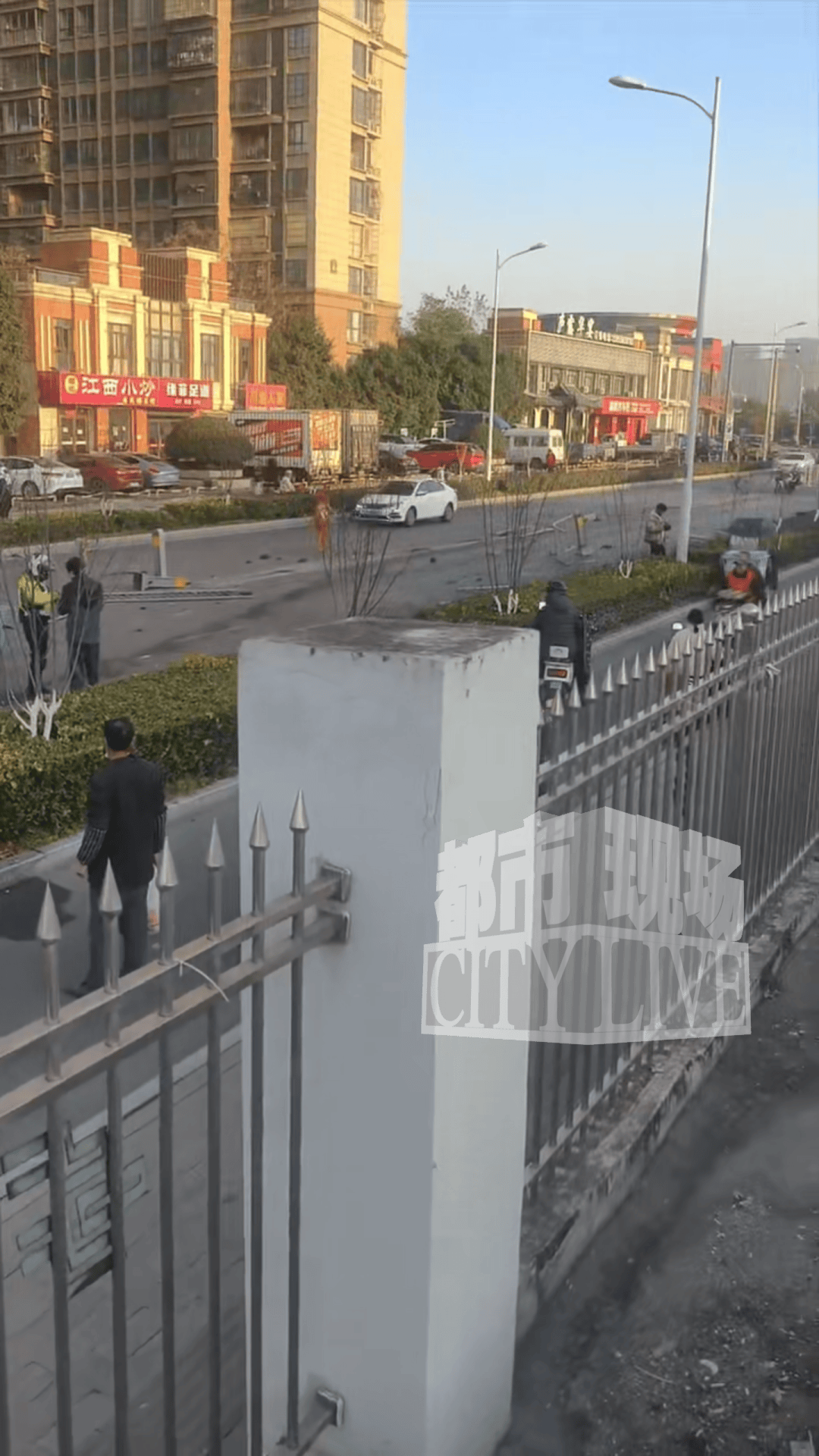 安徽一小米SU7撞翻几十米护栏<strong></p>
<p>股票交易时间</strong>，目击者称车辆前轮脱落后才刹停，当地交警回应