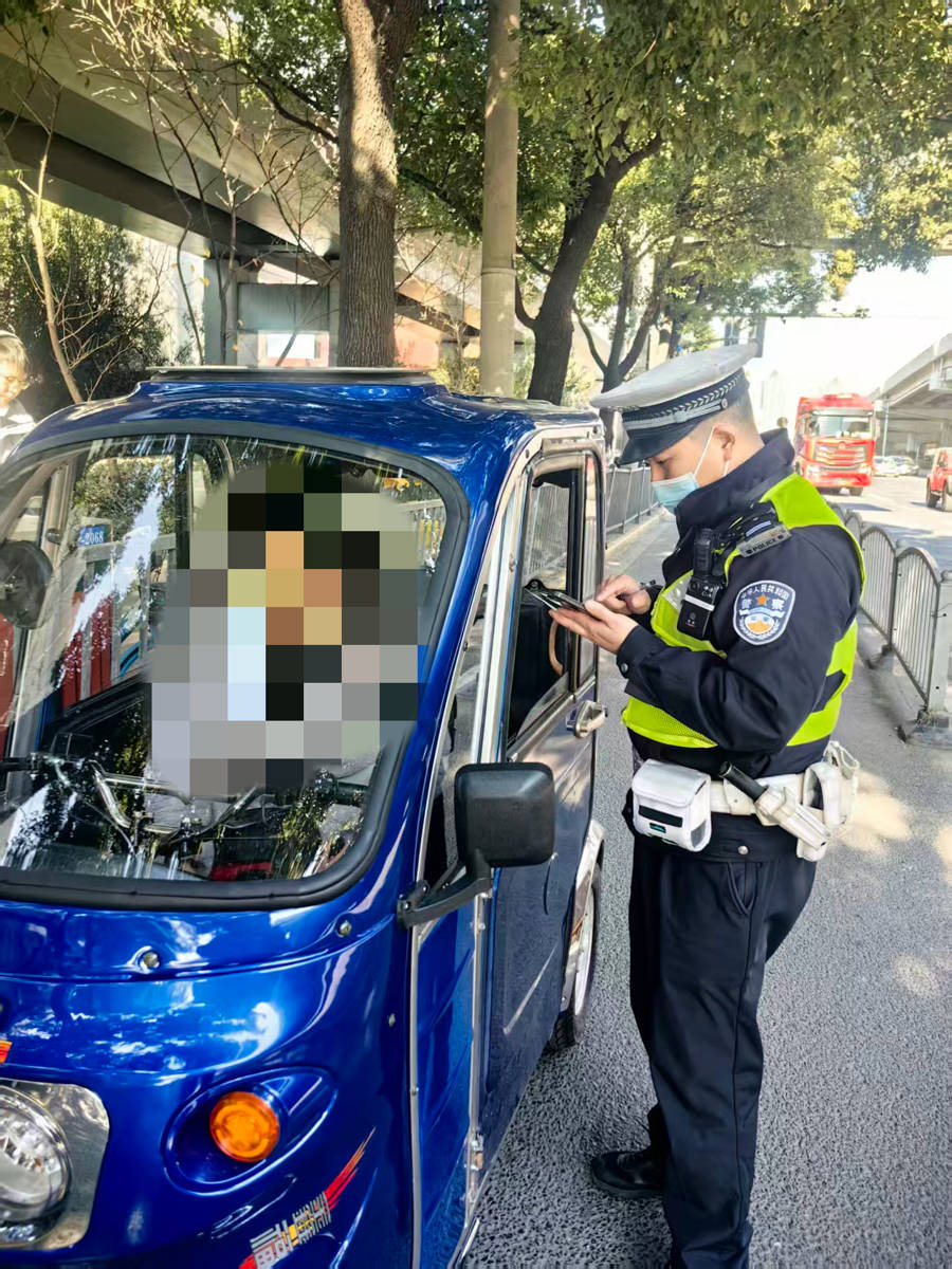 残疾车不得载人<strong></p>
<p>股票交易时间</strong>，“老头乐”不得上路：上海正在严查相关交通违法行为