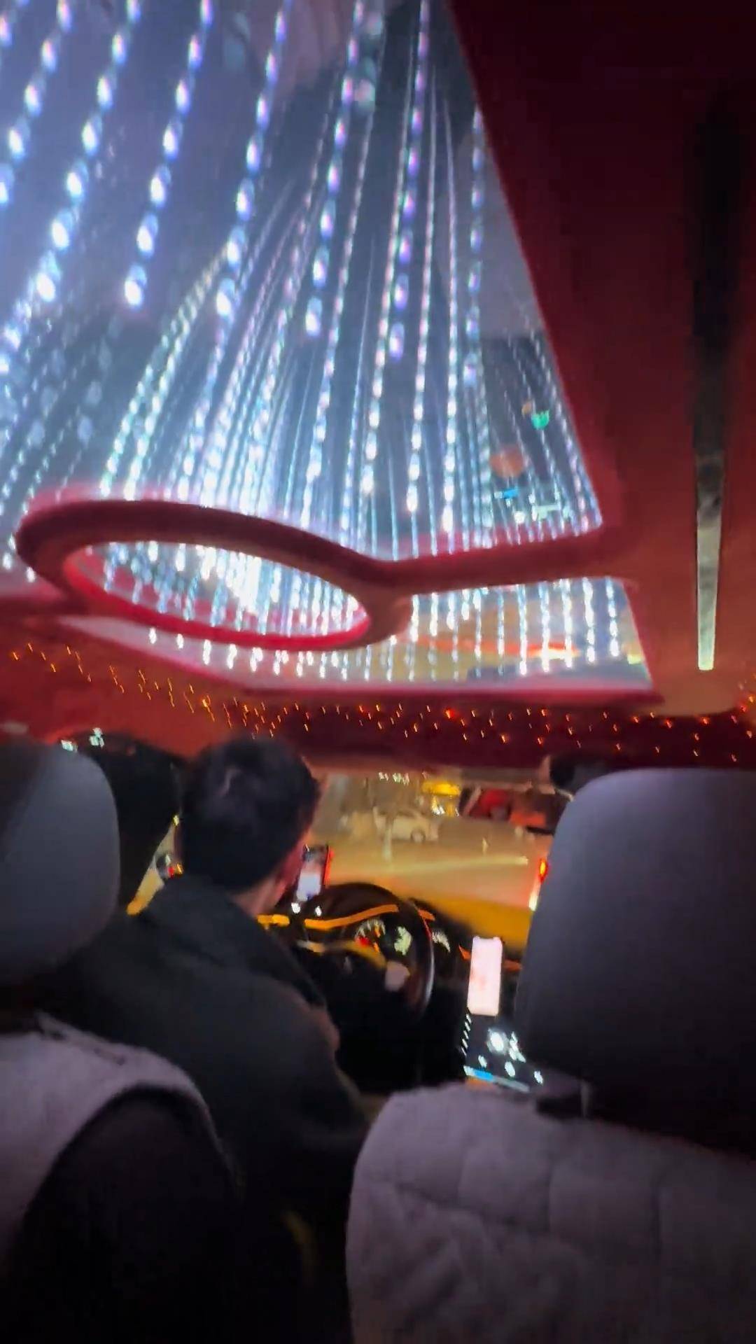 长春一女子打车遇“最炫出租车”<strong></p>
<p>宁波港股票</strong>,车顶被改装为绚丽星空顶,网友:打车竟然打到了移动KTV