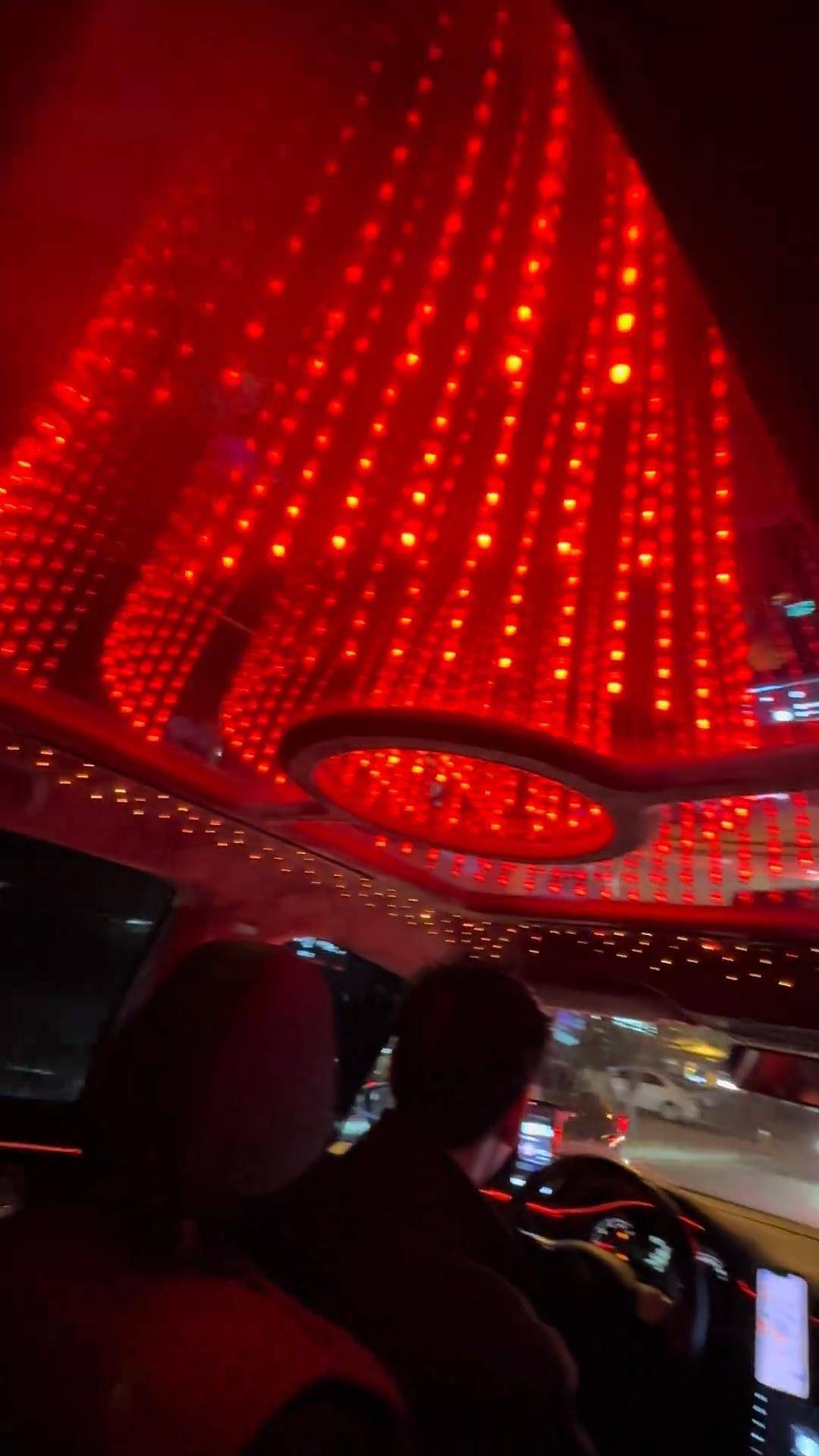 长春一女子打车遇“最炫出租车”<strong></p>
<p>宁波港股票</strong>,车顶被改装为绚丽星空顶,网友:打车竟然打到了移动KTV