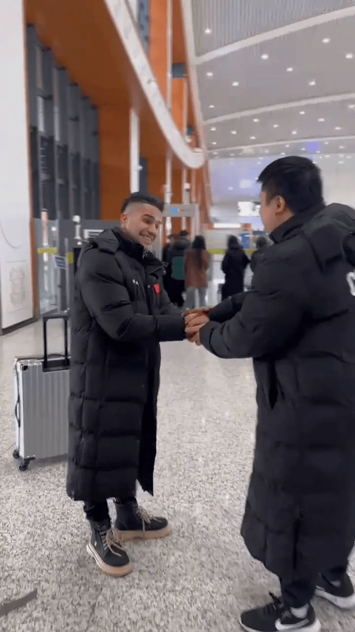 大量境外伊朗人逆行回国：不会抛下祖国自己逃命<strong></p>
<p>鸿博股份股票</strong>，为了保卫祖国战斗到底