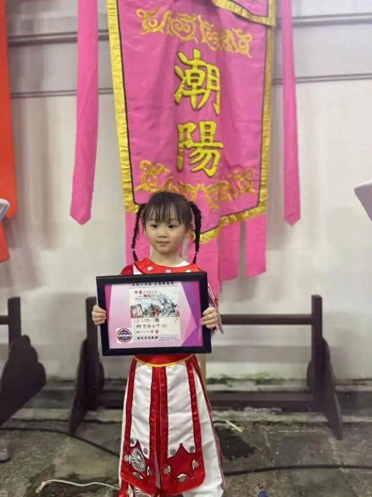 广东7岁女孩表演英歌舞时突然把鞋甩飞了，淡定完成表演，被网友点赞，父亲回应