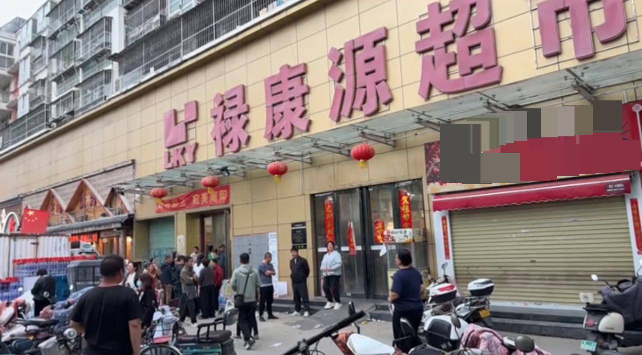 南阳一连锁超市有门店闭店<strong></p>
<p>双环传动股票</strong>,市民到其他门店排队消费购物卡,当地回应:连夜开会处理,老板没“跑路”