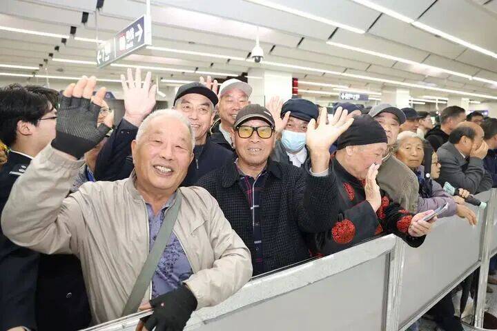 南京首条跨省地铁开通！乘客说：“我坐地铁不去哪里<strong></p>
<p>保利地产股票</strong>，就是高兴！”