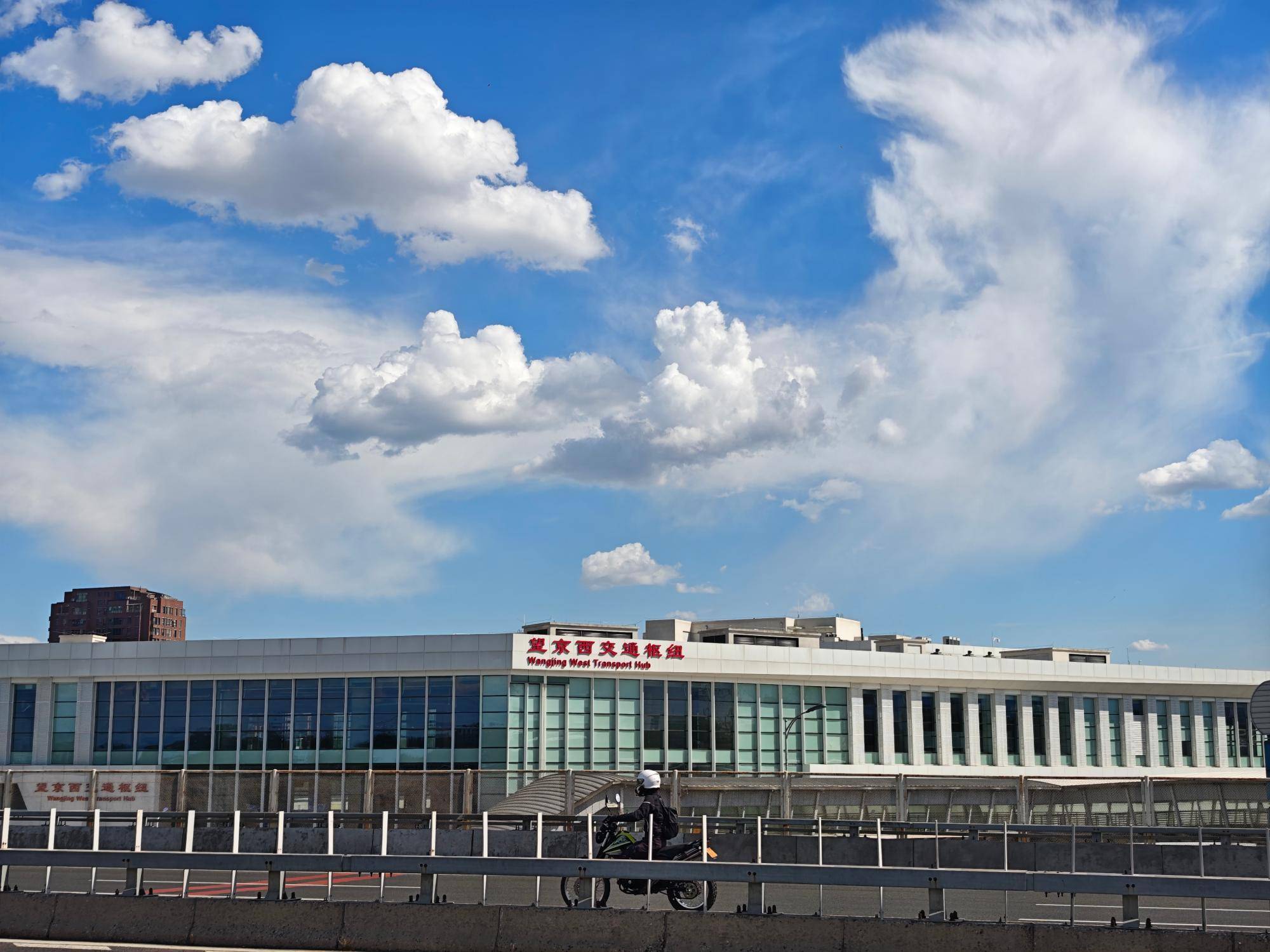 出现“雨幡”奇景<strong></p>
<p>贵州百灵股票</strong>，北京今天的云像“天空之城”