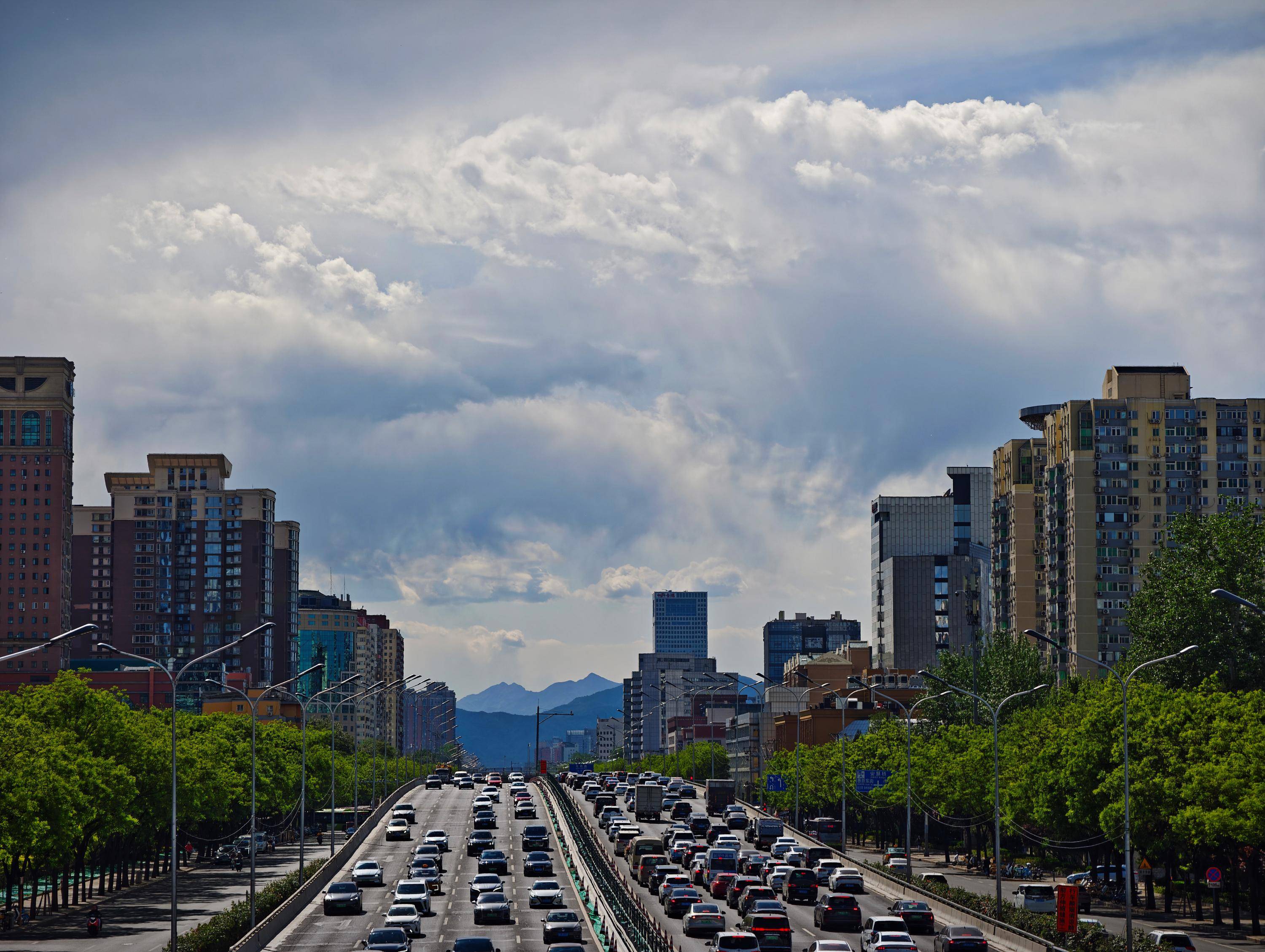 出现“雨幡”奇景<strong></p>
<p>贵州百灵股票</strong>，北京今天的云像“天空之城”