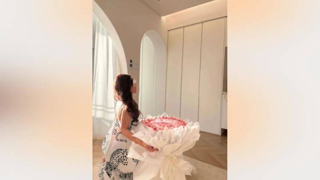 25岁海归男子恋上浙江离异老板娘<strong></p>
<p>华西能源股票</strong>，分手后追讨12万：每个月给她点外卖都要五六千，对方却没转过一分钱，每次转账还要写自愿赠与，准备起诉